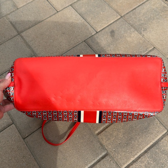TORY BURCH - RED/ORANGE GEMINI LINK COATED CANVAS TOTE - Picture 6 of 7